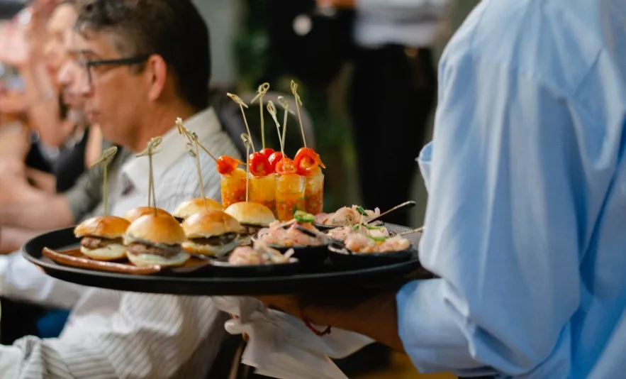 trabajo sin papeles de camarero en restaurante